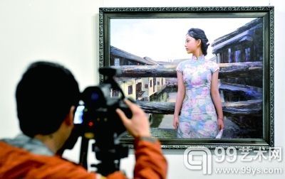 11月18日，一名记者在云南省博物馆拍摄朝鲜艺术家美术精品展