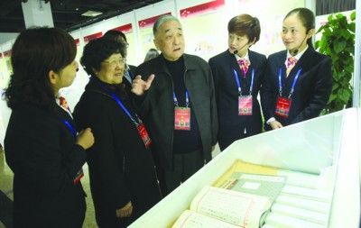 北大教授吴慰慈（中）介绍自己捐赠的书籍