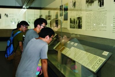 潘天寿美术教育文献展引来众多学子