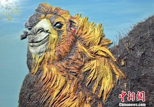 杨斌的作品塑、画结合，先塑后画，风格独特，或细腻或粗放，既有西方油画的表达方式，又有中国传统文化的底蕴，给人一种强烈的视觉冲击力，留给观赏者许多想象的空间和美的享受。图文塑画中的骆驼。 张雷杰 摄
