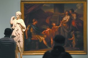 昨天，在国家博物馆的展厅里，人们在来自卢浮宫的艺术珍品前驻足观看。当天，《地中海文明——法国卢浮宫博物馆藏文物精品》展览在这里开幕。 　　本报记者 饶强摄