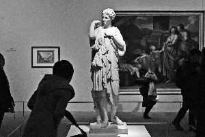 昨日，首次走出卢浮宫博物馆的阿尔忒弥斯雕像吸引了参观者的目光。