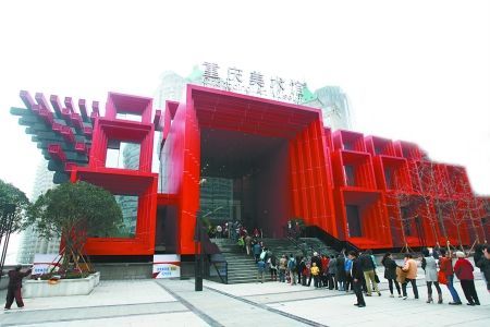 昨日，解放碑，市民排队进入重庆美术馆参观。记者 唐浩 摄