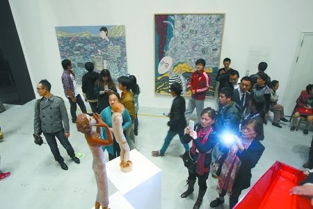 市民在参观重庆青年美术双年展。记者 唐浩 摄