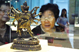 游客在中央博物馆观赏圆明园珍贵文物