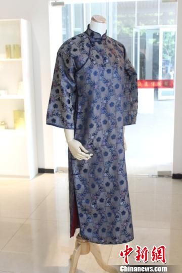 图为中国旗袍文化周展出的丁明俊女士穿过的民国老旗袍　田雯　摄