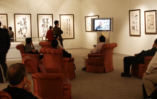 开幕式嘉宾在观看李琦艺术回顾影片