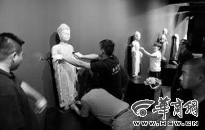 昨日下午，陕西历史博物馆东展馆，工作人员布置来陕展出的佛像精品 本报记者 赵彬 摄 