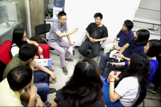 交互北京创始人费俊在创想工作坊上与参与者分享国外空气污染解决方案的创新优秀案例。