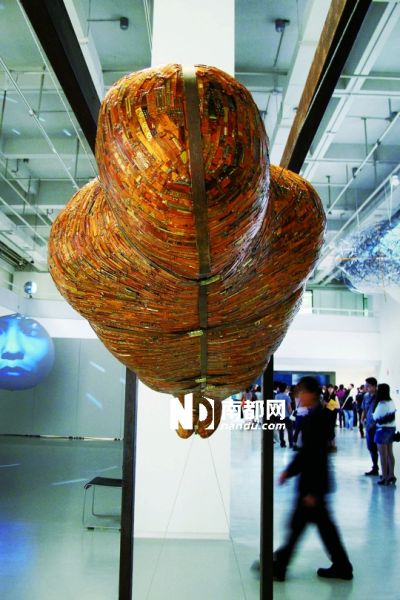 杨光用电子废弃物创作的生态雕塑《困·禁》。