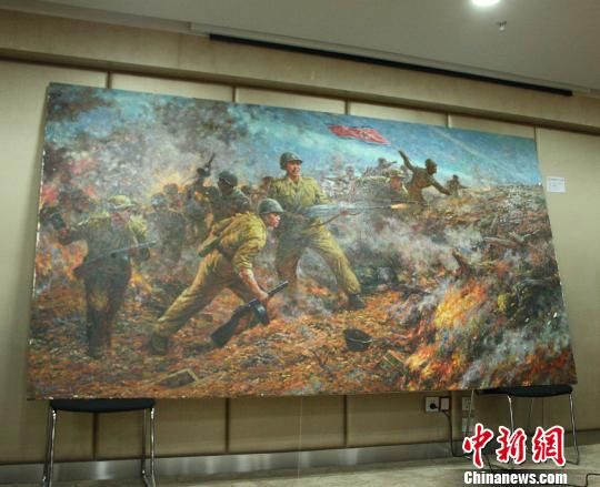 图为朝鲜艺术家提供的战争题材油画作品。　吴佳蔚　摄