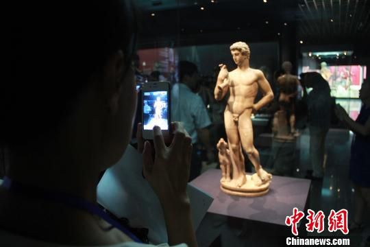 图为游客对雕像进行拍照　记者 张一辰　摄