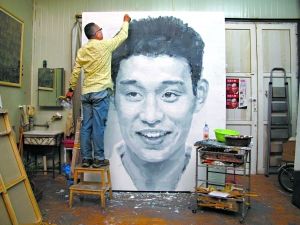 艺术家徐唯辛在“展洲国际”艺术家工作室创作
