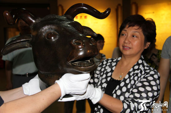 新疆博物馆馆长侯世新和工作人员为圆明园生肖兽首开箱布展。