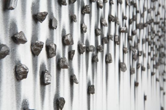 Teresita Fernández，《 Epic 1 》 局部，2009，石墨及磁石，装置作品为334 x 1000.8 x 2.5厘米 