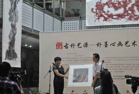 天津朴墨心画院作品赠予中国现代文学馆收藏