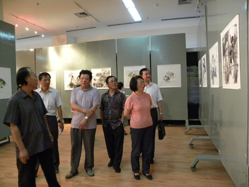金昌市市委常委宣传部长周莹与三位作者观看展览