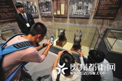7月18日，游客在鼠首兔首前参观拍照。新华社发