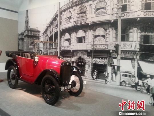 图为上世纪20年代上海流行一时的小汽车。 张明 摄