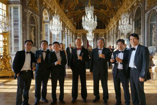 图为6月15日中国代表团成员盛装出席凡尔赛宫欢迎酒会