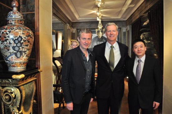 　史蒂夫·洛克菲勒(中)、熊峰(右一)、杰罗姆·桑斯(左一)出席中国艺术家作品展