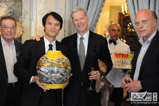 2013年6月17日史蒂夫.洛克菲勒、瑞士驻法国大使等出席中国艺术家作品展开幕酒会