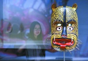 由中国国家博物馆与法国凯·布朗利博物馆联合举办的“面具·灵魂的艺术”展今起亮相，图为展览展出的面具藏品。本报记者 李继辉摄