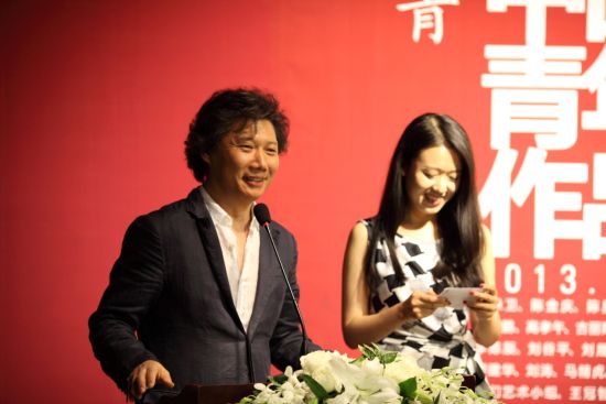 活动主持人《俱乐部》杂志社编辑总监聂鑫女士(右)与中国美术家协会《美术》杂志执行主编尚辉先生(左)