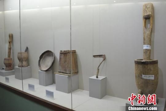 新疆首座柯尔克孜博物馆内展出的柯尔克孜族古代生活用具。 周林 摄