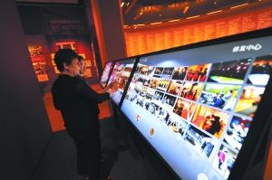 中国美术馆一层圆厅内设置的6台触摸屏，观众可在这里查看美术馆建馆50周年以来的很多多媒体信息和资料。  　　本报记者 和冠欣摄