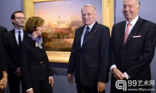 法国首相让·马克·埃罗（中）与德国文化部长贝恩德·诺伊曼（右）出席展览时合影留念