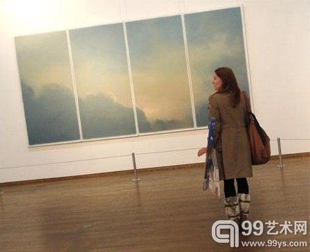 一名士正在观看展览中展出的德国艺术家格哈德·里希特（Gerhard Richter）作品《云》