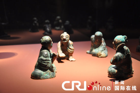 东汉时期的青铜装饰品—四个下棋人