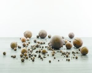 《念珠》 木球 397件 直径0.5-51厘米不等 2012年