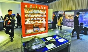 昨日，各界人士在三峡博物馆参观“威尔士红龙的故土”展览。 重庆晨报记者 杨新宇 摄