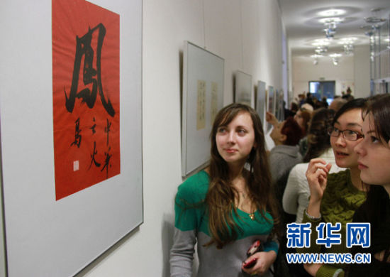 2月27日，观众在白俄罗斯国家美术博物馆欣赏中国书法作品。