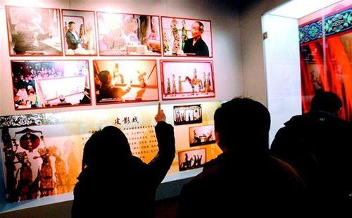 村民兴致勃勃地参观当阳市淯溪镇民俗博物馆。