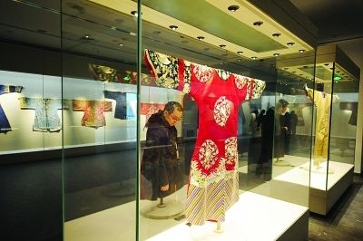 八团龙纹袍是皇妃所穿。刘浏 摄