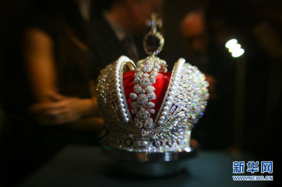 2月6日，镶有1.1万颗钻石的仿俄罗斯帝国皇冠在俄罗斯圣彼得堡展出。