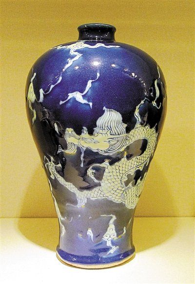 明正统蓝地留白龙纹梅瓶（一对之一），香港中文大学文物馆展品，为港藏家藏品。