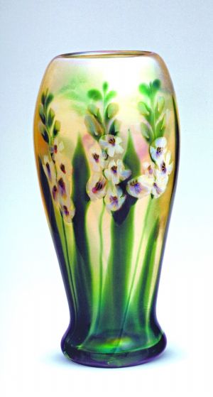 剑兰花瓶： 　　美国路易斯·康福特·蒂凡尼(1848-1933)设计，蒂凡尼工厂制造，作品年代约1909年，法夫赖尔玻璃，高41.8cm，最大直径20.3cm。