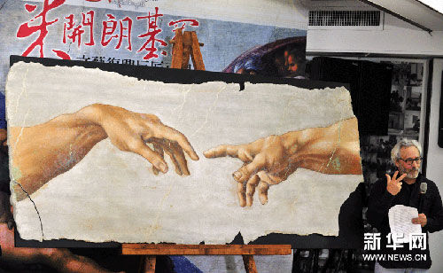 1月23日，在台北历史博物馆，意大利湿壁画大师安东尼奥·德维托讲述米开朗基罗湿壁画《创造亚当之手》复制品的特色。湿壁画，是一种十分耐久的壁画，绘制时先上粗灰泥，后上细灰泥，然后以水调和颜料作画。