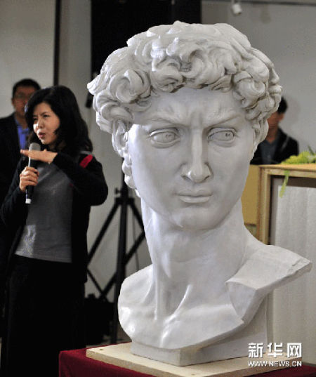 1月23日，在台北历史博物馆，本次展览的策展顾问刘俊兰向观众介绍米开朗基罗雕塑品《大卫头像》的石膏复制展品