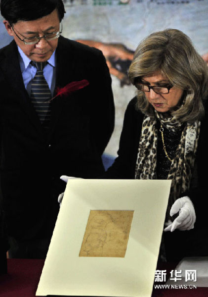 1月23日，在台北历史博物馆，来自意大利米开朗基罗故居博物馆的代表（右）展示米开朗基罗手稿真迹《维纳斯像习作》。