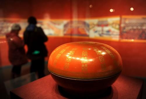 1月15日，清宫旧藏“燕喜同和”款矾红地金彩双“喜”字圆盒在首都博物馆展出。新华社记者 罗晓光 摄