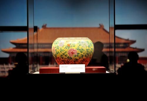 清宫旧藏“体和殿制”款黄地粉彩缠枝牡丹纹大钵缸。