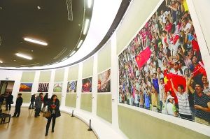 昨天，“时代影像、奋进中国”摄影艺术大展在美术馆开幕。 本报记者 饶强摄 