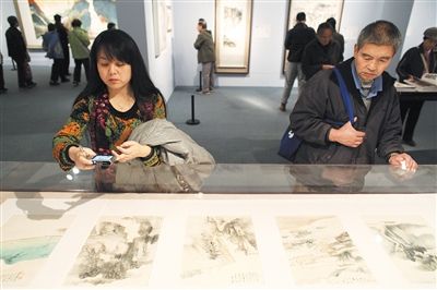 观众在中国美术馆观赏张大千创作于1941年的画作《山水册页》。新京报记者 侯少卿 摄