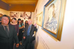 昨天，在中国美术馆的展厅里，牛津大学教授、著名东方美术史学家96岁高龄的苏立文（右）向观众介绍自己收藏的画作。