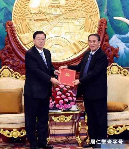 图为张德江向朱马里转交习近平亲署函，并出席老挝建国40周年庆典